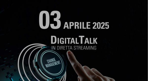 Un dito indica un pulsante digitale con la scritta "Change Management", con sopra la scritta "03 Aprile 2025 Digital Talk in Diretta Streaming", che evidenzia il ruolo delle discussioni digitali nella crescita delle organizzazioni su uno sfondo scuro.