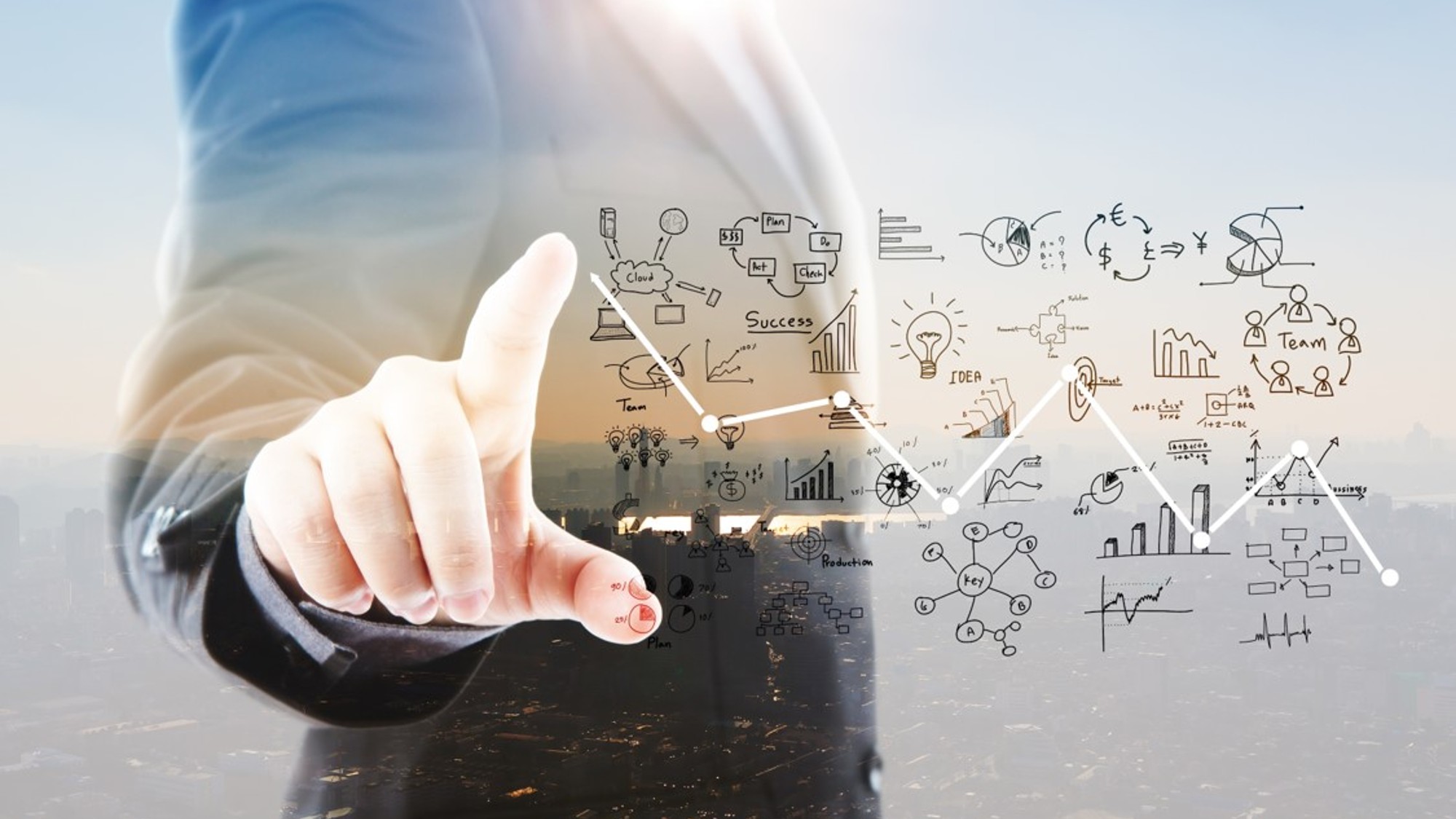 Una persona in giacca e cravatta indica uno schermo trasparente che mostra scarabocchi e grafici aziendali, incarnando i principi del Lean Product Design. Il paesaggio urbano sullo sfondo si fonde con icone, grafici e frecce sullo schermo trasparente per rappresentare crescita e strategia.