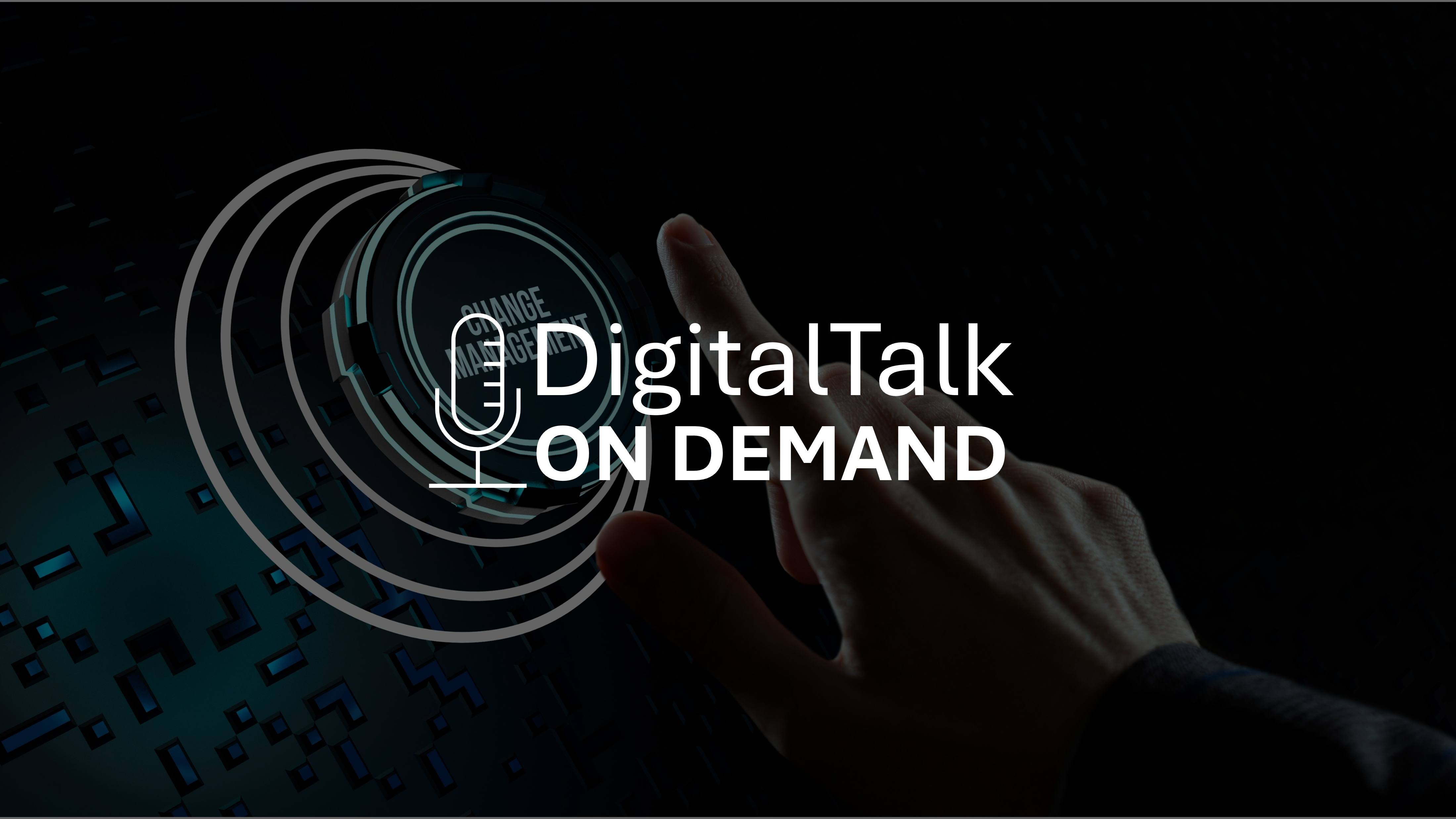 Una mano si allunga verso un pulsante digitale su sfondo scuro, a simboleggiare la gestione del cambiamento. Il testo "Digital Talk On Demand" è sovrapposto all'icona di un microfono, mentre il pulsante emette sequenze luminose circolari, suggerendo un'interazione digitale.