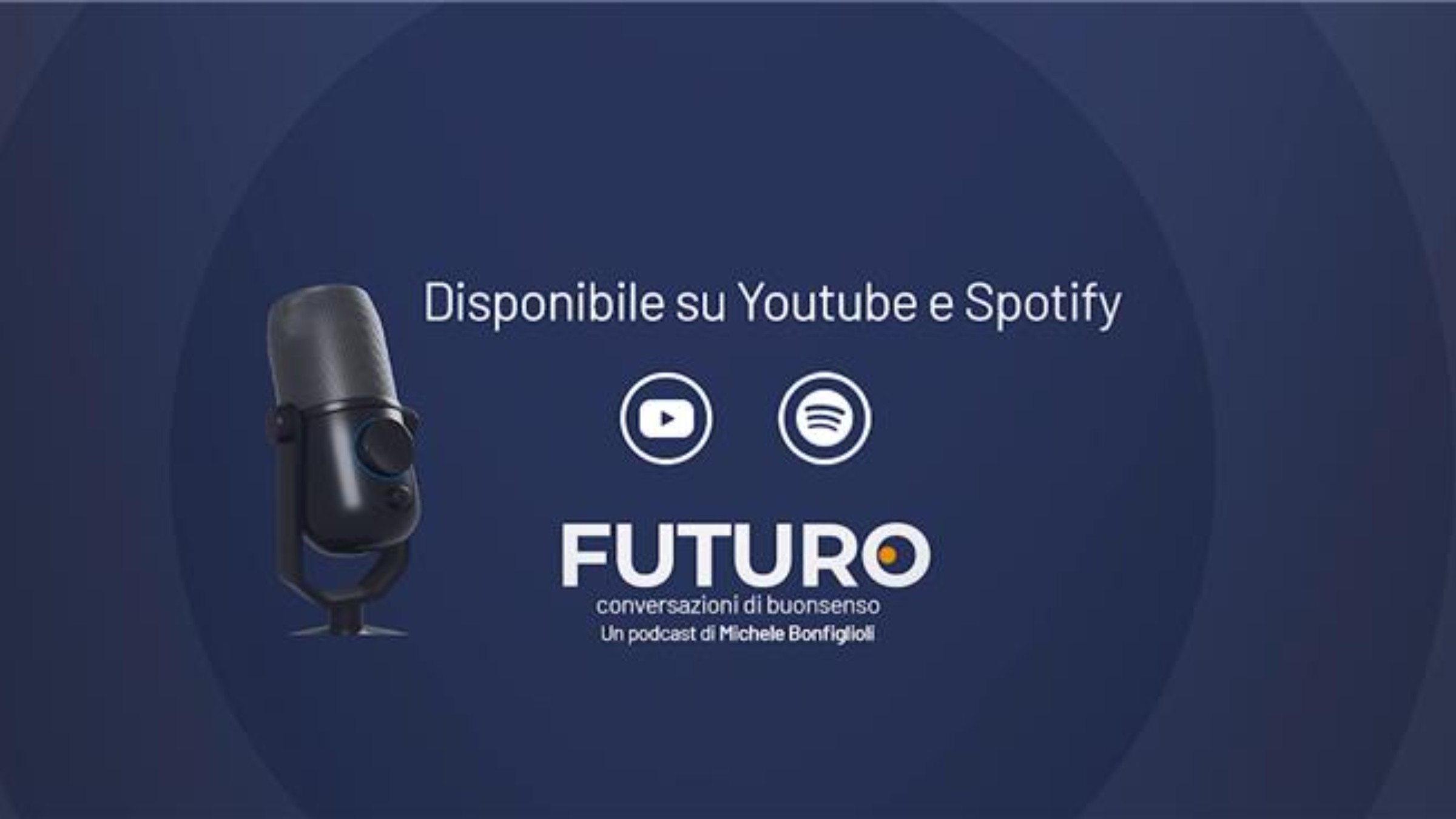 Grafica blu scuro con microfono podcast nero, icone YouTube e Spotify e testo in italiano: "Disponibile su Youtube e Spotify. FUTURO, il podcast di buonsenso di Michele Bonfiglioli.