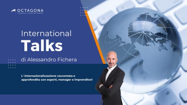 Banner promozionale per "International Talks" di Alessandro Fichera, con la sua foto, un globo terrestre e il logo di Octagona. Sfondo blu con accenti bianchi e arancioni; il testo include argomenti di internazionalizzazione e Bozza automatica.
