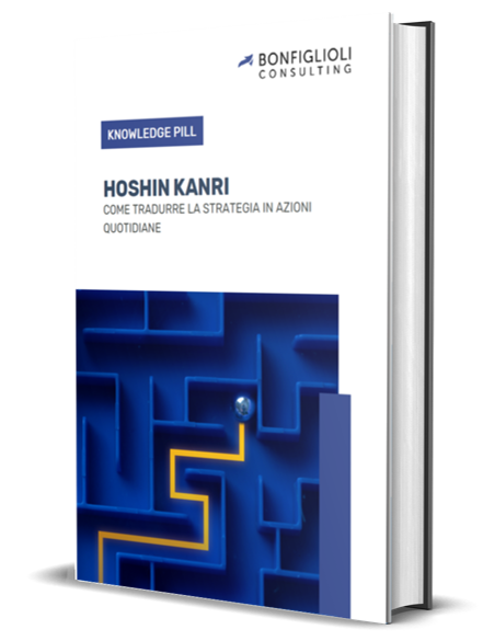 La copertina del libro in 3D intitolato "Hoshin Kanri: Come Tradurre la Strategia nelle Azioni Quotidiane" di Bonfiglioli Consulting, ispirata al loro White Paper, presenta un labirinto blu con una sfera argentata.