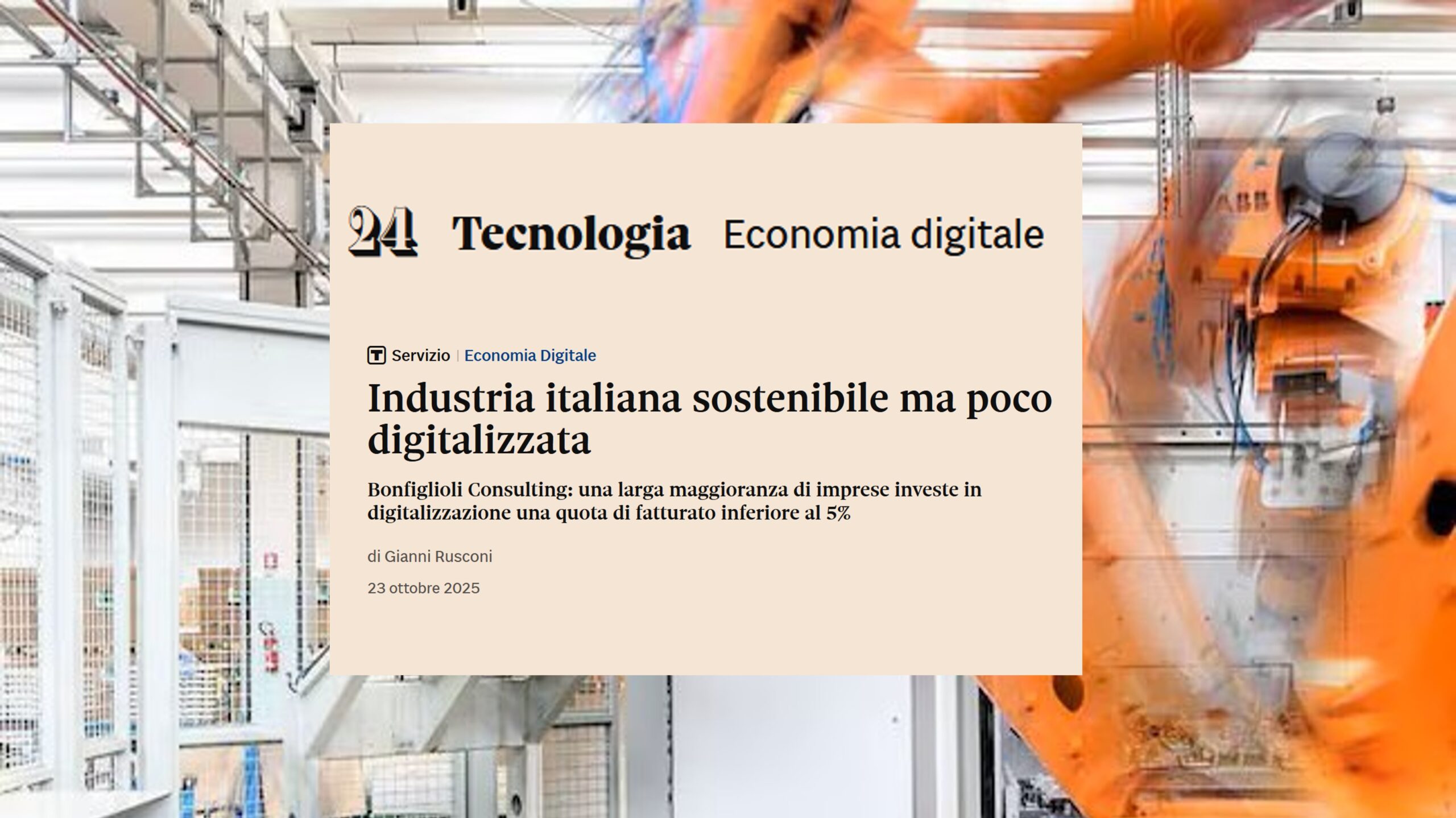 Il titolo di un articolo di cronaca sulla scarsa digitalizzazione dell'industria italiana è sovrapposto a uno sfondo che mostra bracci robotici in una fabbrica moderna. Il titolo parla di sostenibilità e investimenti digitali in Italia.