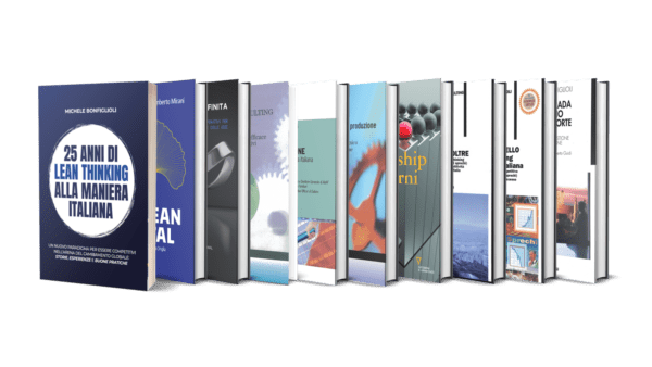 Una fila di dodici libri in verticale, per lo più in italiano, con copertine e colori diversi. Il primo libro a sinistra si intitola 25 Anni di Lean Thinking Alla Maniera Italiana di Michele Bonfiglio.