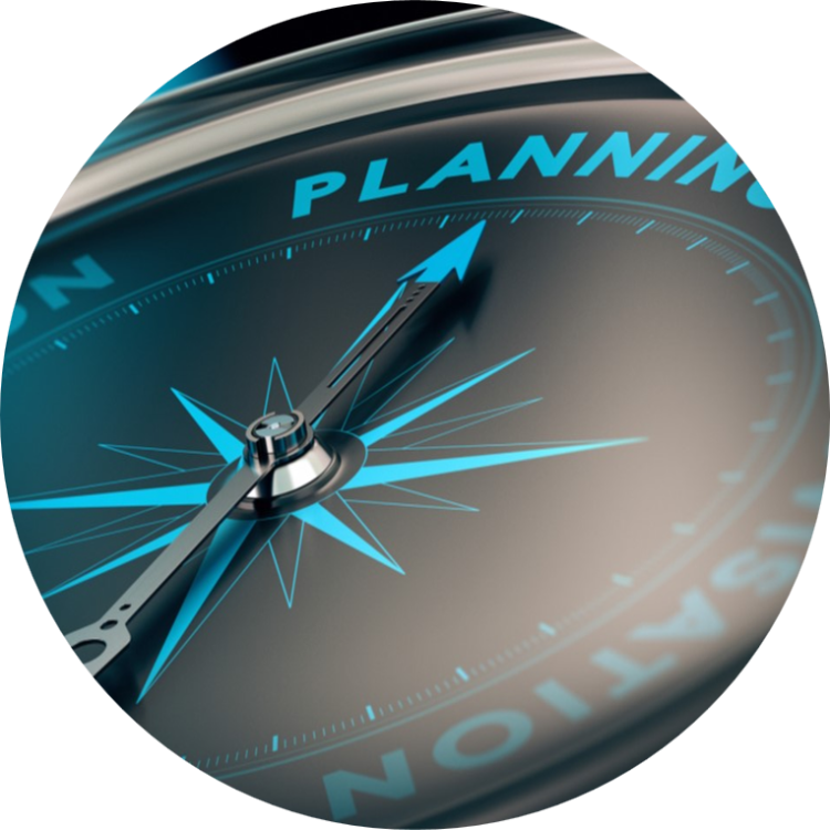 Un primo piano di una bussola con la parola PLANNING evidenziata in blu, a simboleggiare l'orientamento e la guida nella pianificazione delle vendite e delle operazioni Sales Operation Planning o nel processo decisionale.