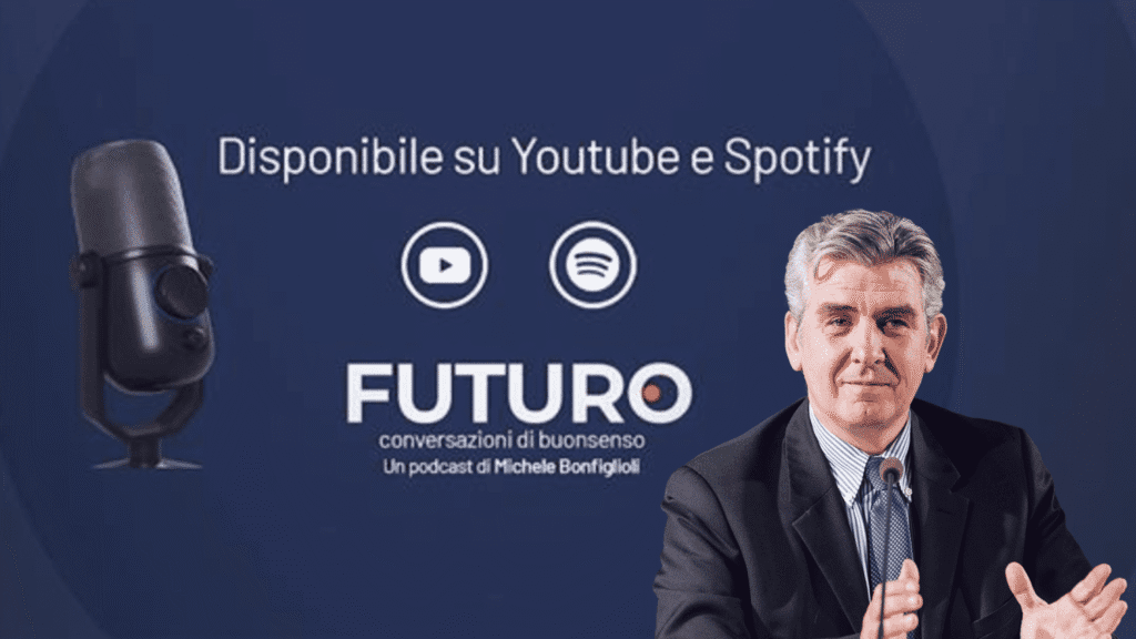 Un uomo in giacca e cravatta parla o gesticola davanti a un fondale blu con un microfono, i loghi di YouTube e Spotify e un testo in italiano che promuove il podcast Futuro di Michele Bonfiglioli con Andrea Pontremoli sulla competitività aziendale di Dallara.