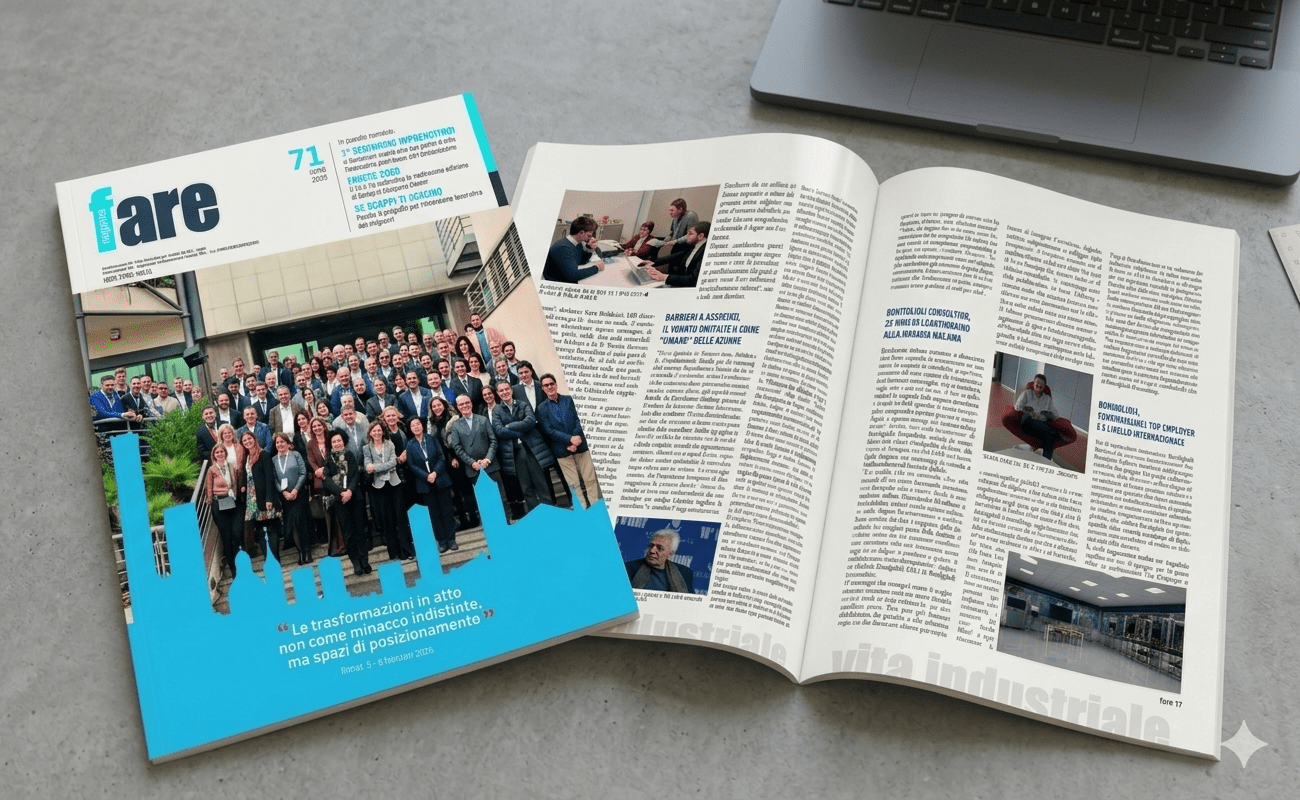 Una rivista intitolata Fare giace su una scrivania accanto a un computer portatile aperto. La copertina mostra una grande foto di gruppo e un testo, mentre la pagina aperta presenta blocchi di testo e immagini di ambienti industriali, accanto all'edizione 8 Gennaio 2026 di TECNELAB.
