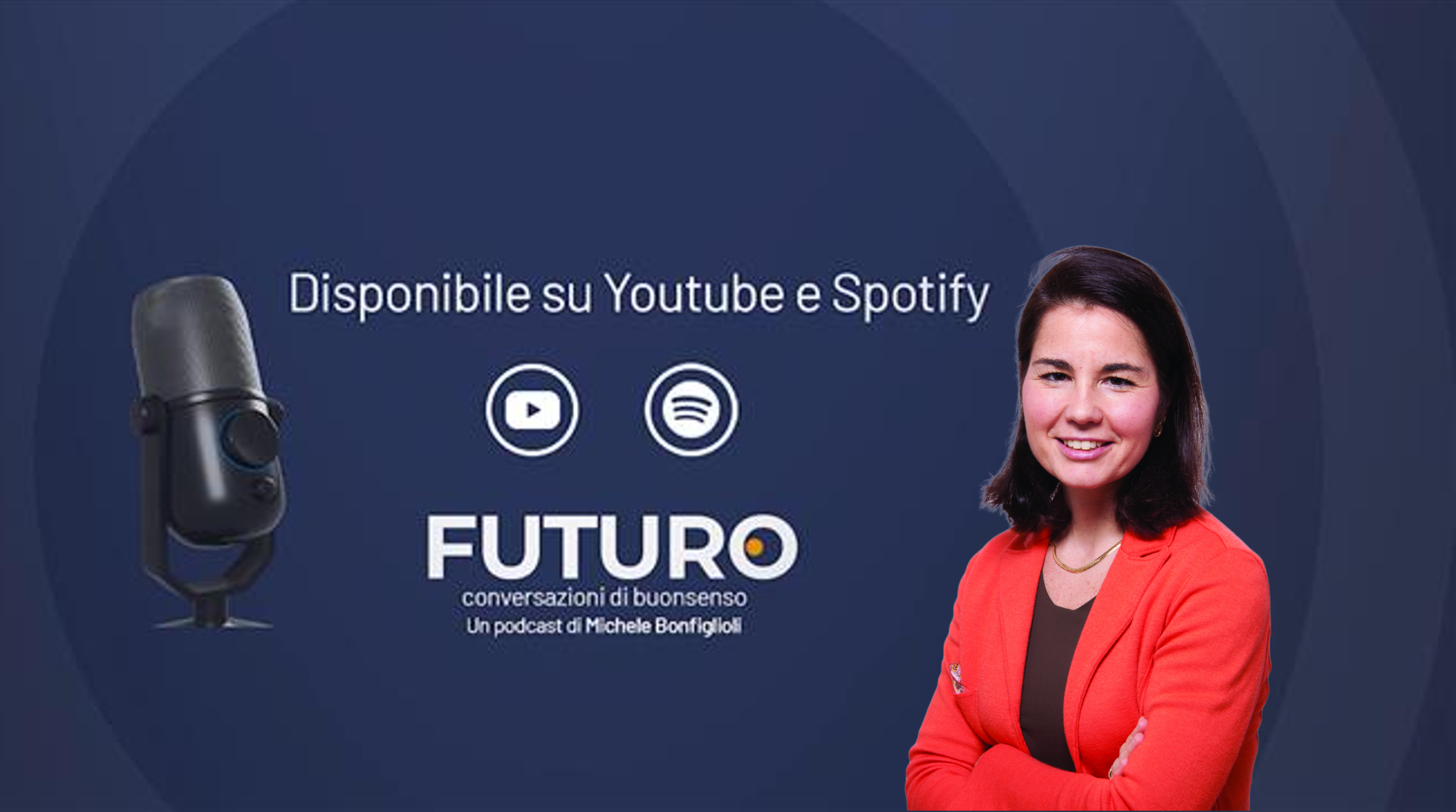 Una donna con un blazer rosso sorride a braccia incrociate accanto a una grafica con un microfono, le icone di YouTube e Spotify e un testo in italiano che promuove il podcast Futuro di Michele Bonfiglioli su filosofia e complessità.