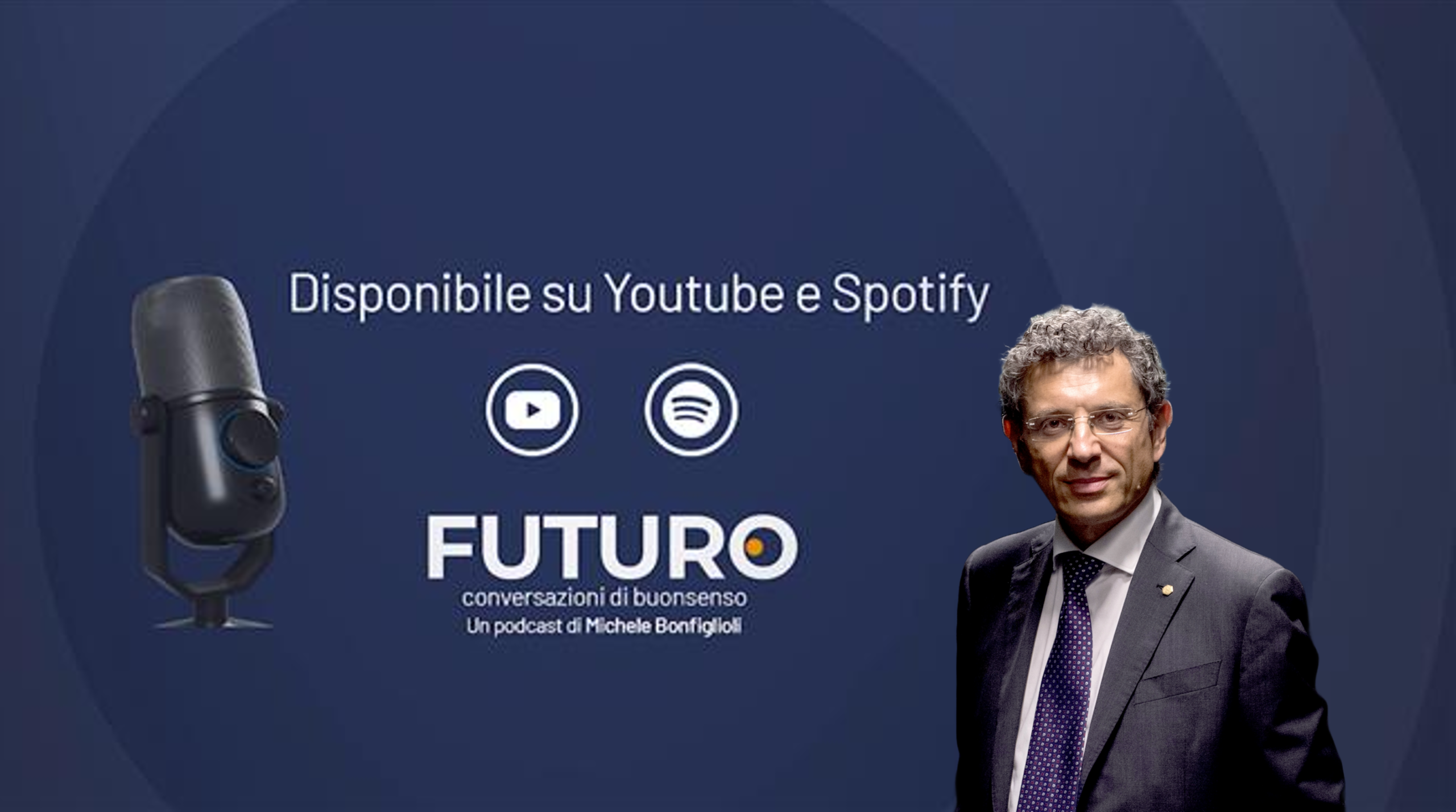 Un uomo in giacca e cravatta si trova davanti a un promo podcast blu con Michele Bonfiglioli in FUTURO conversazioni di buonsenso, con loghi YouTube e Spotify. Include testo in italiano e cita ospiti come Francesco Ubertini su AI e supercalcolo.