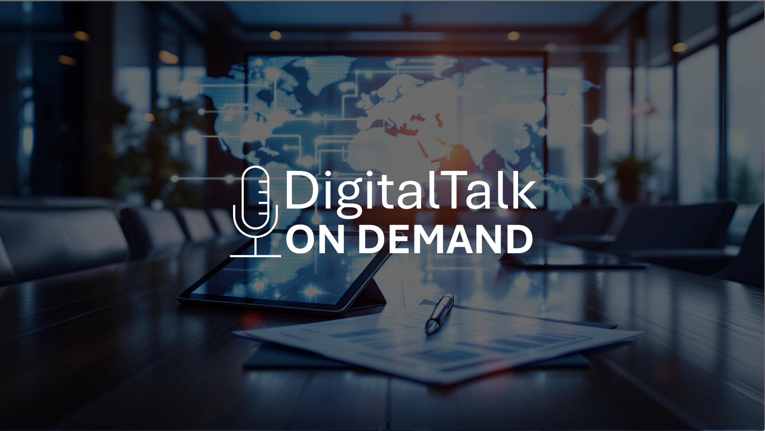 Una moderna sala conferenze con un tablet, una penna e un foglio di carta sul tavolo. La scritta “DigitalTalk ON DEMAND” e l’icona di un microfono si sovrappongono all’immagine, con una mappa del mondo digitale sullo sfondo: perfetta per le strategie di produzione snella lean production in fabbrica.