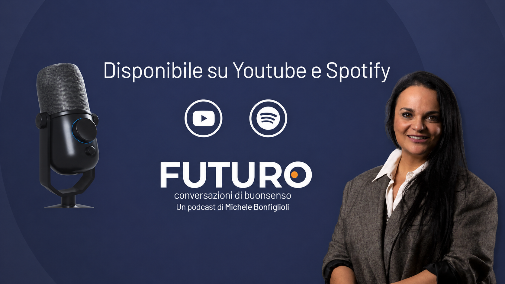 L'illustrazione di una donna sorridente in giacca e cravatta in piedi accanto a un microfono, simbolo di innovazione continua. Testo: Disponibile su YouTube e Spotify. FUTURO: conversazioni di buon senso. Un podcast di Michele Bonfiglioli. Vengono mostrati i loghi di YouTube e Spotify.