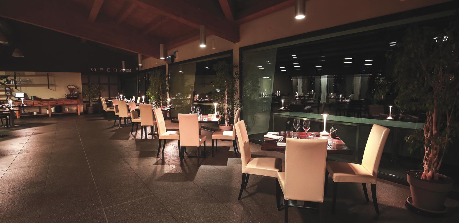 Il ristorante di OPERA02 affacciato sulle vigne